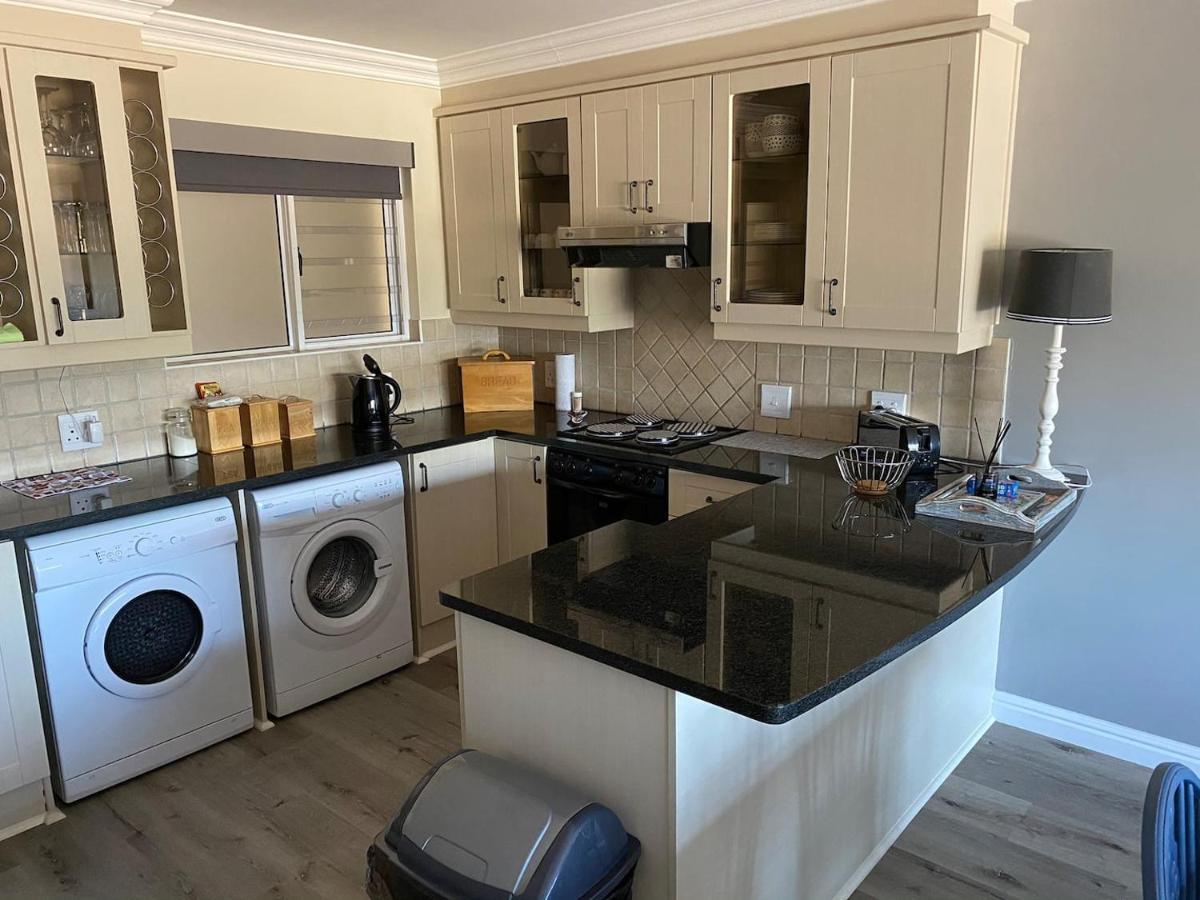 Modern Apartment Walking Distance To Main Beach Restaurants And Other Amenities 제프리스 베이 외부 사진